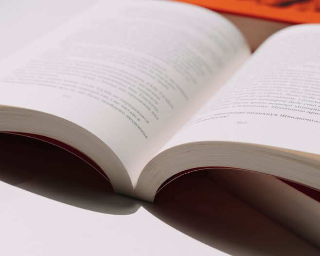 Srovnání vazeb V2 a V8, tj. lepené s papírovou obálkou a šité v pevných deskách. A/ Lepenou V2 děláme zřídka. Jen tam, kde...