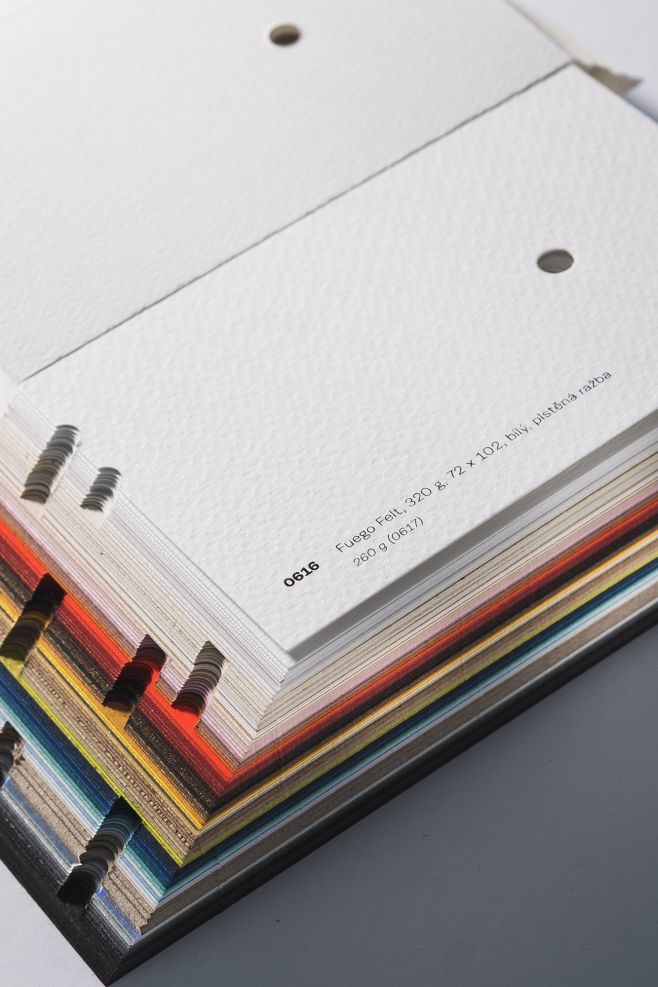 Doplnili jsme na sklad pestrou paletu papírů, které ke konci roku chyběly: Fuego Felt 260 g, Crush Corn 200/250/350 g,...